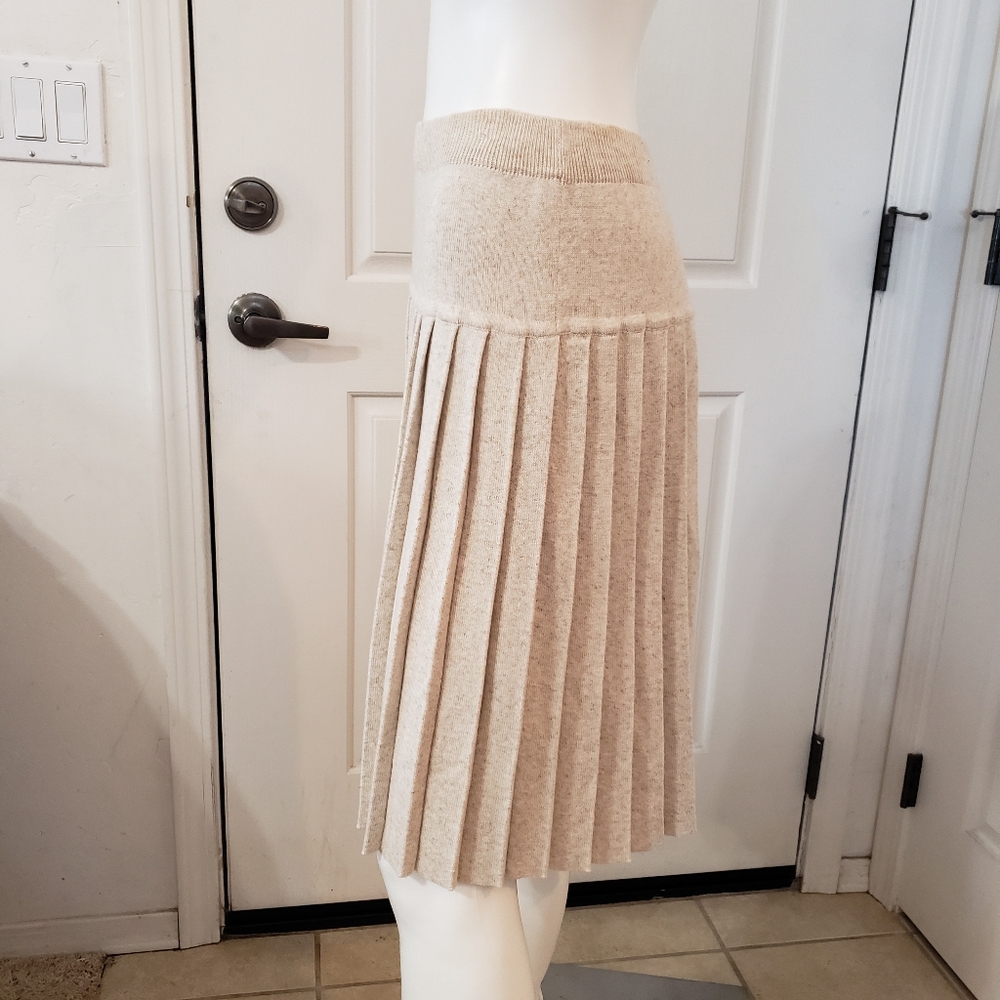 Liz Claiborne Cream A-Line Pleated Skirt - Picture 2 of 5